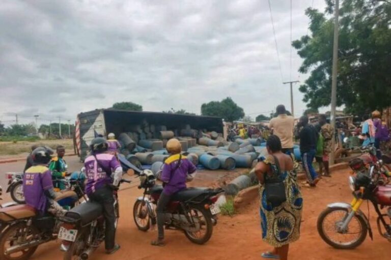 Bohicon : un camion transportant du sodabi se renverse au carrefour Sodohomè