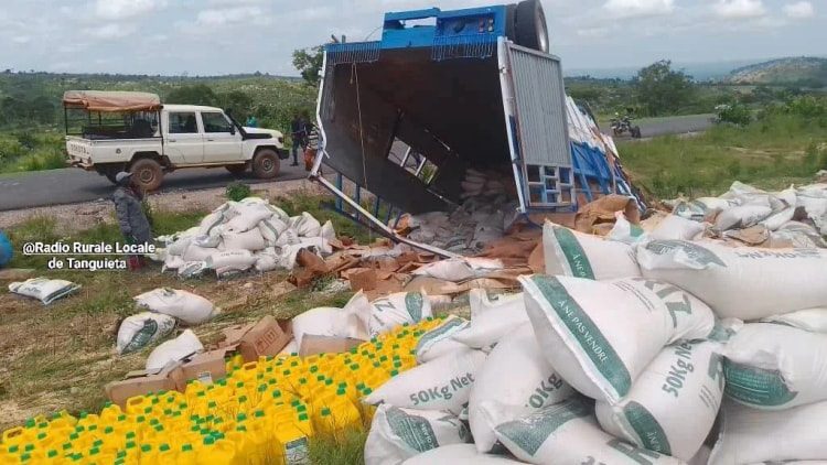 Bénin : un camion du PAM chargé de vivres pour les cantines scolaires accidenté à Tanguiéta