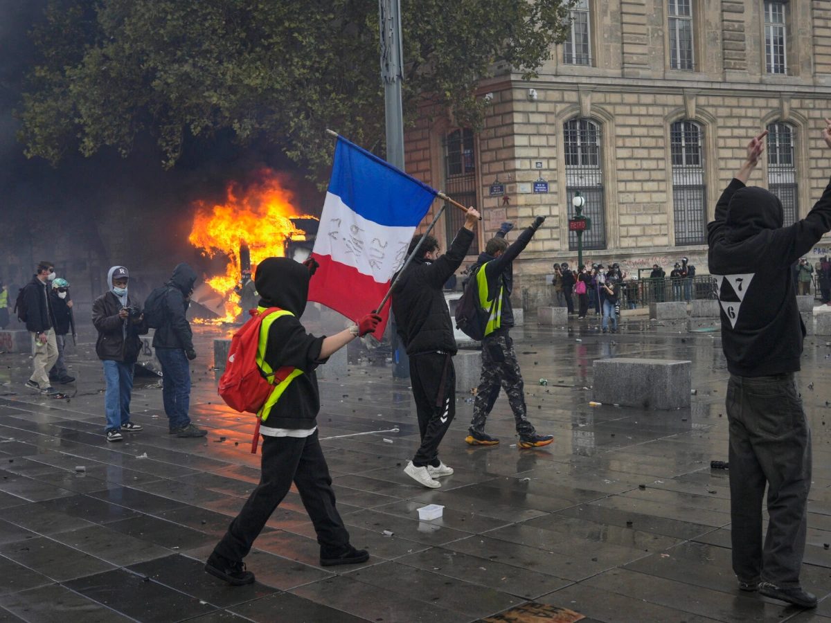 France : la vie chère et la dégradation des services publics provoquent une mobilisation massive
